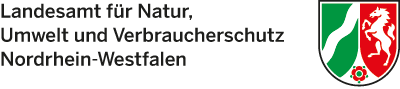 Der Schriftzug "Landesamt für Natur, Umwelt und Verbraucherschutz Nordrhein-Westfalen neben dem Wappen von Nordrhein-Westfalen"